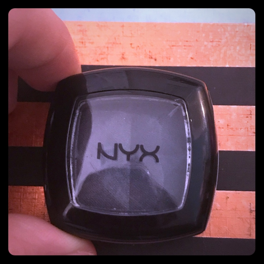 NYX navy blue eyeshadow